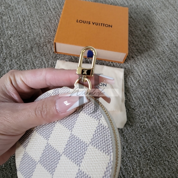 Louis Vuitton Vivienne Christmas 2021 Round Coin Purse in Damier Azur - Picture 5 of 7